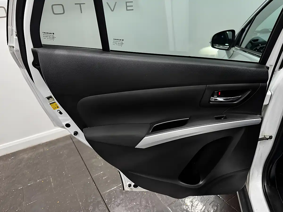 Used 2017 Suzuki SX4 S-Cross Sz-T White - Interior and Exterior details 18