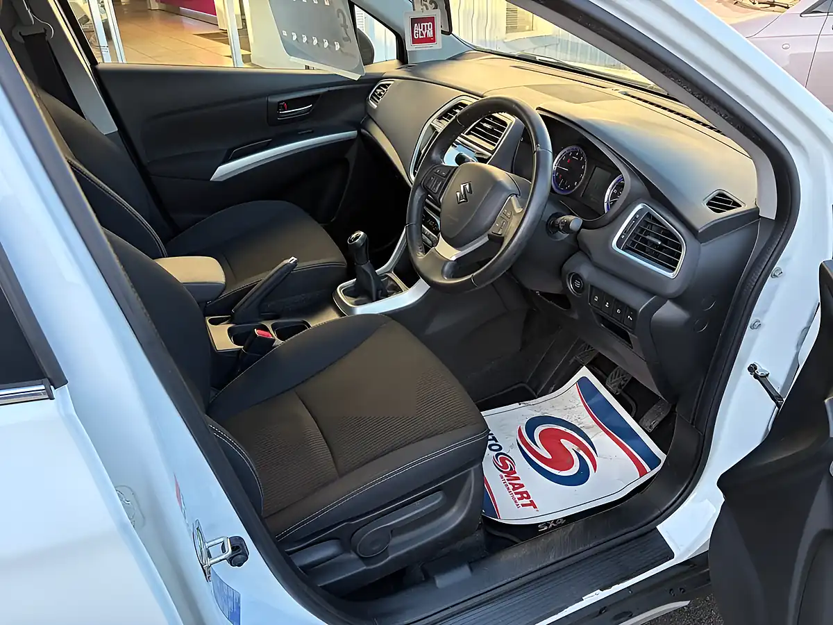 Used 2017 Suzuki Sx4 S-Cross Sz-T White - Interior and Exterior details 12
