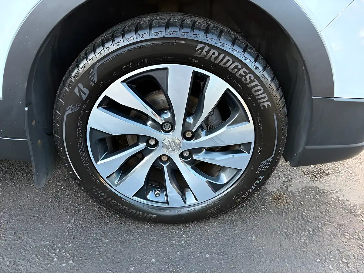 Used 2017 Suzuki Sx4 S-Cross Sz-T White - Interior and Exterior details 3