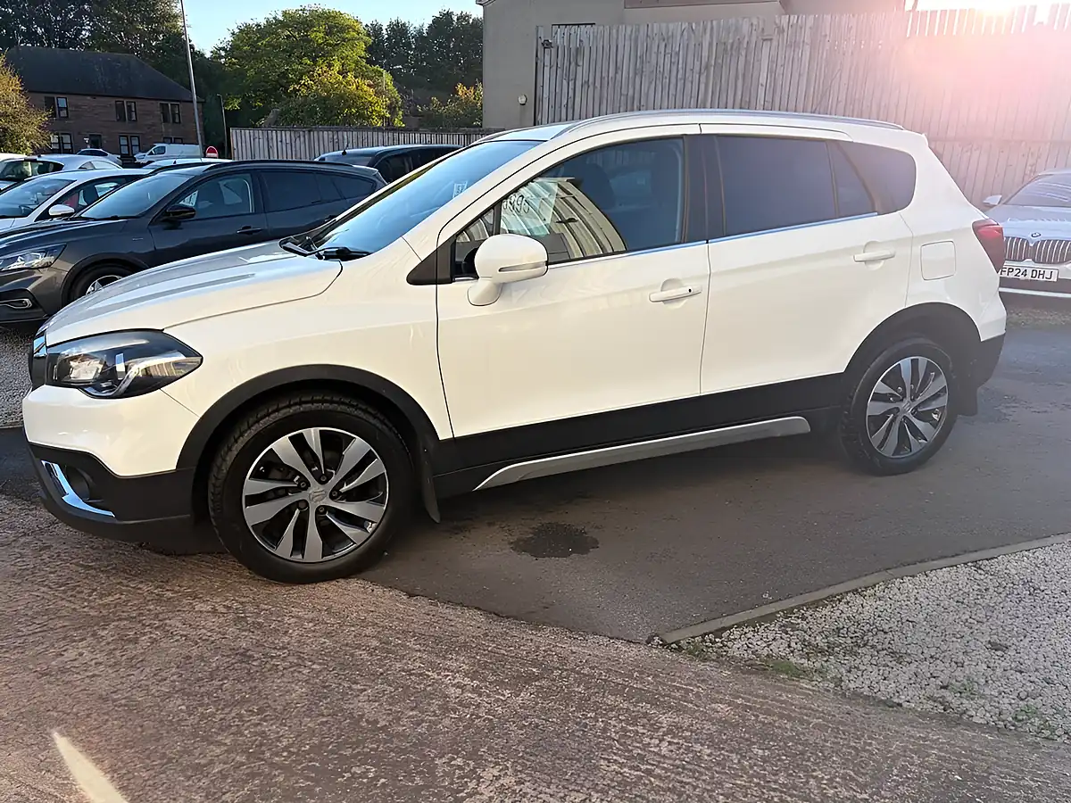 Used 2017 Suzuki Sx4 S-Cross Sz-T White - Interior and Exterior details 5