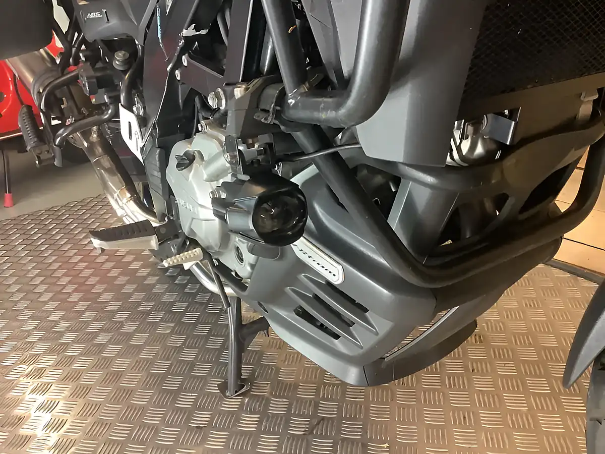 Used 2017 Suzuki V-Strom 650 White - Interior and Exterior details 18