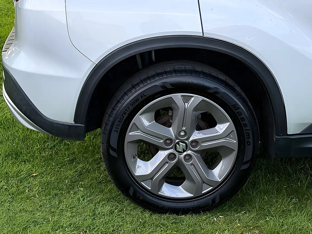 Used 2017 Suzuki Vitara Sz-T Silver - Interior and Exterior details 9