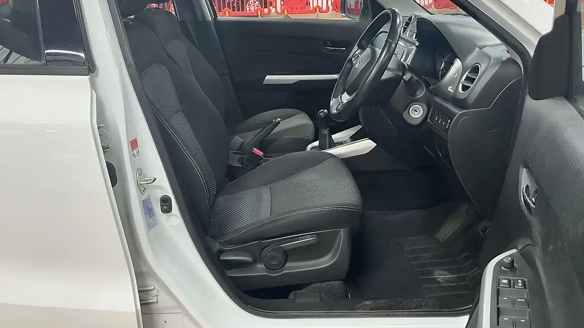 Used 2017 Suzuki Vitara SZ4 White - Interior and Exterior details 11