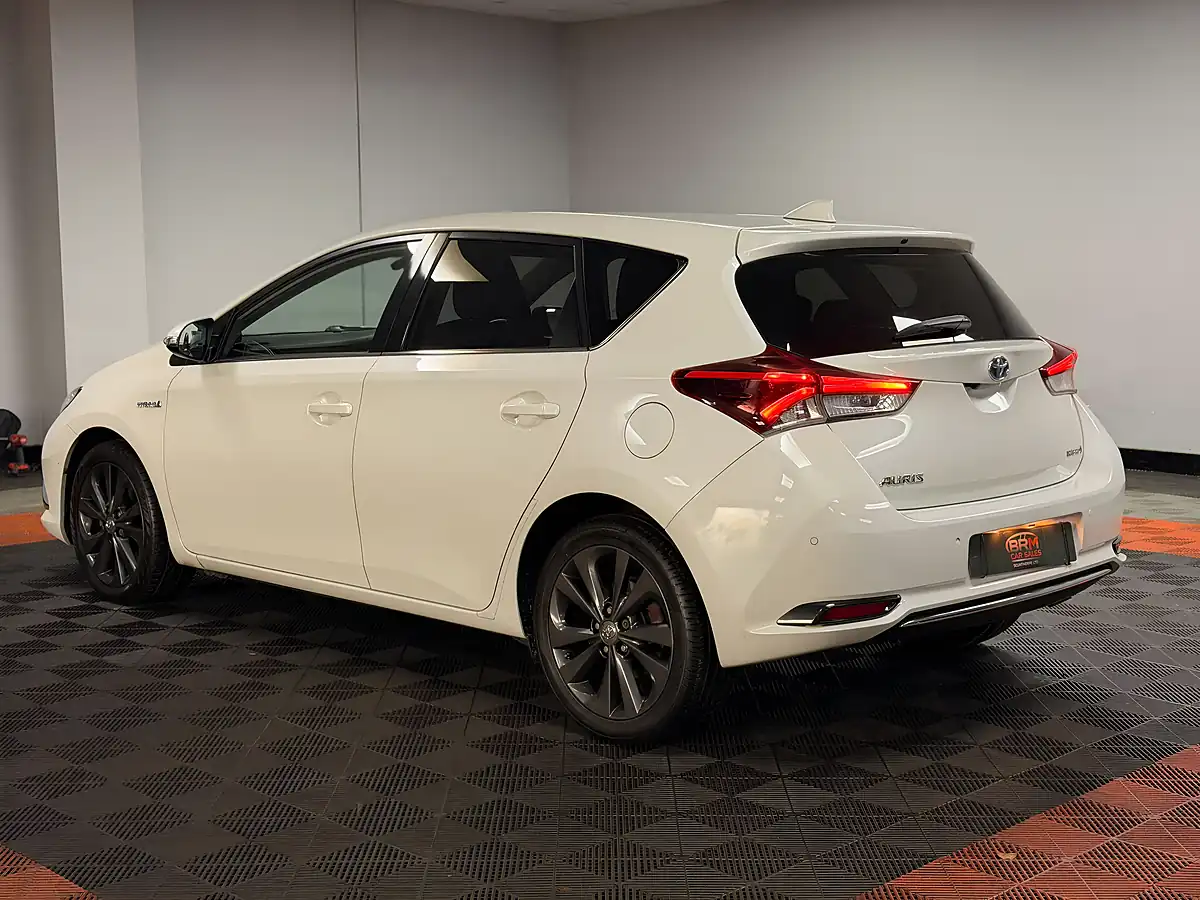 Used 2017 Toyota Auris Excel Pearl White - Interior and Exterior details 4