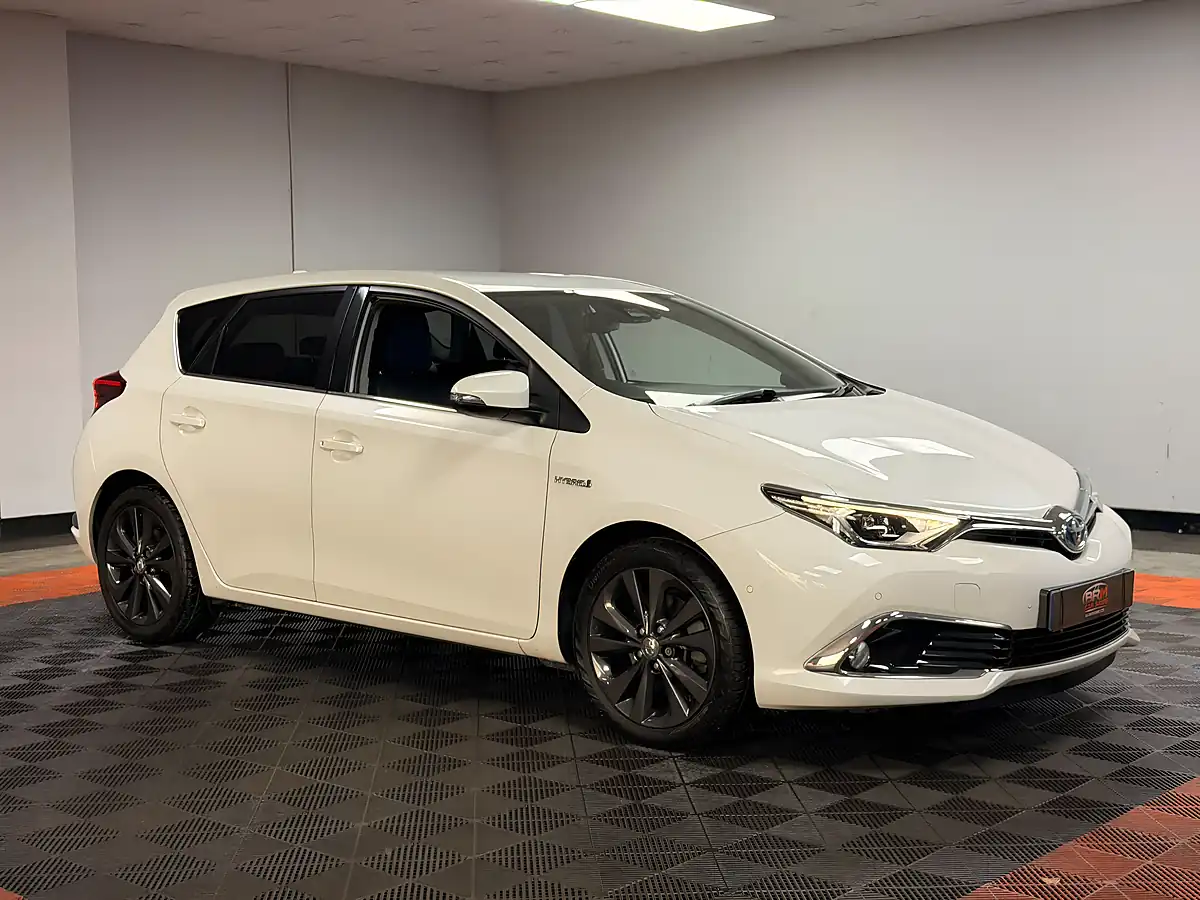 Used 2017 Toyota Auris Excel Pearl White - Interior and Exterior details 5