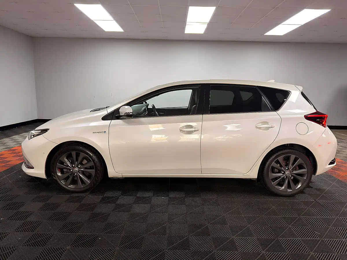 Used 2017 Toyota Auris Excel Pearl White - Interior and Exterior details 8