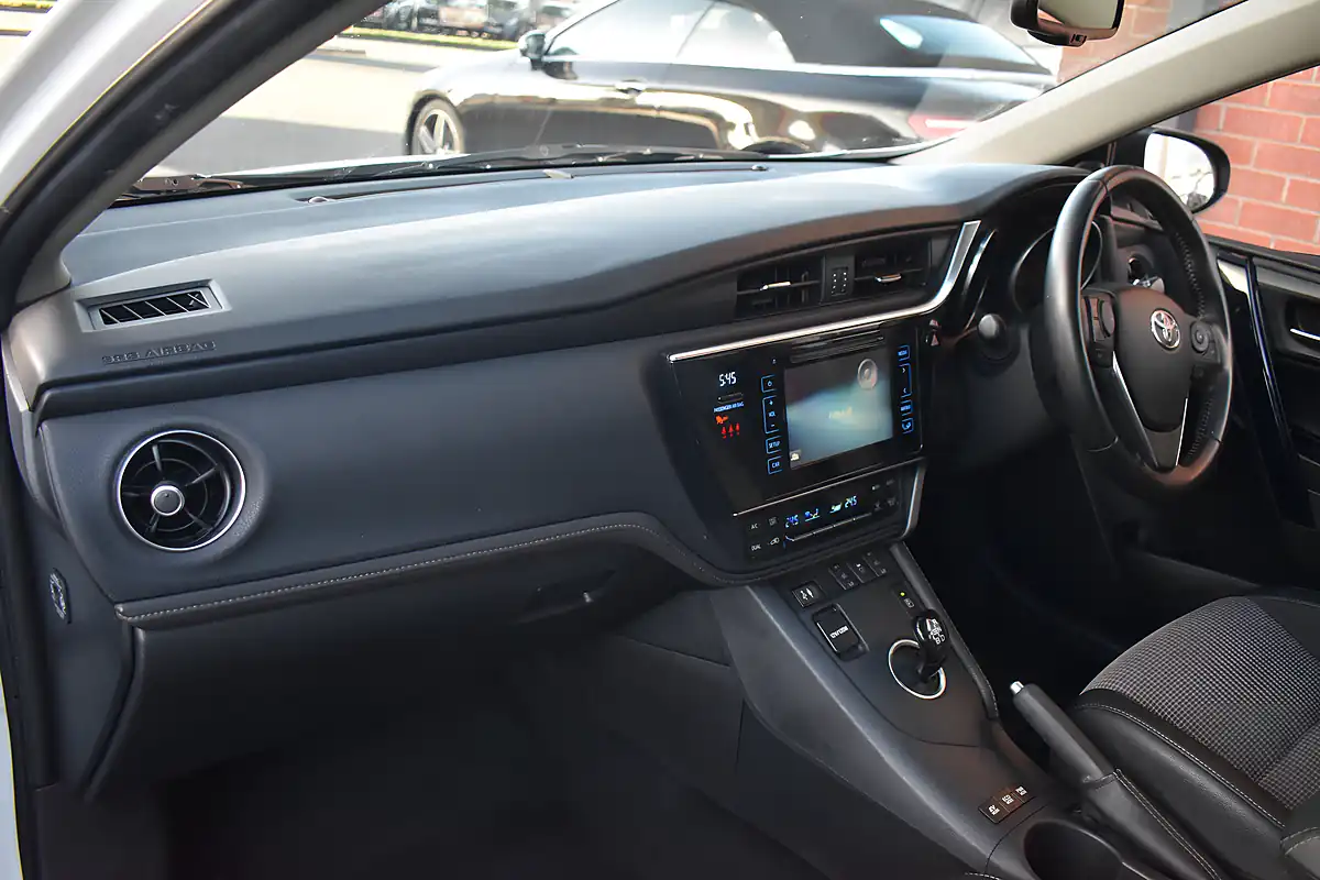 Used 2017 Toyota Auris Excel Pure White - Interior and Exterior details 13