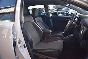 Used 2017 Toyota Auris Excel Pure White - Interior and Exterior details 7