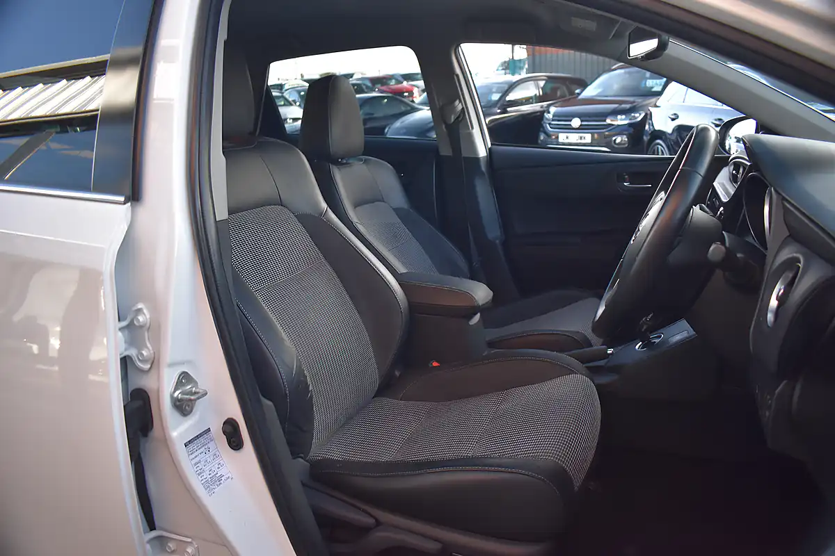 Used 2017 Toyota Auris Excel Pure White - Interior and Exterior details 7