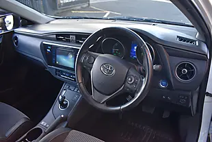Used 2017 Toyota Auris Excel Pure White - Interior and Exterior details 8