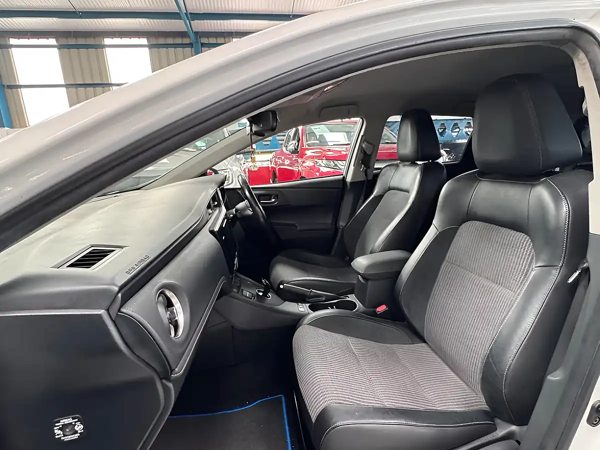 Used 2017 Toyota Auris Excel White - Interior and Exterior details 13