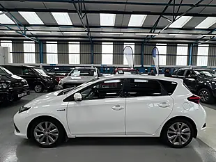 Used 2017 Toyota Auris Excel White - Interior and Exterior details 3