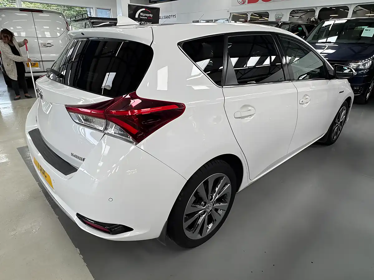 Used 2017 Toyota Auris Excel White - Interior and Exterior details 5