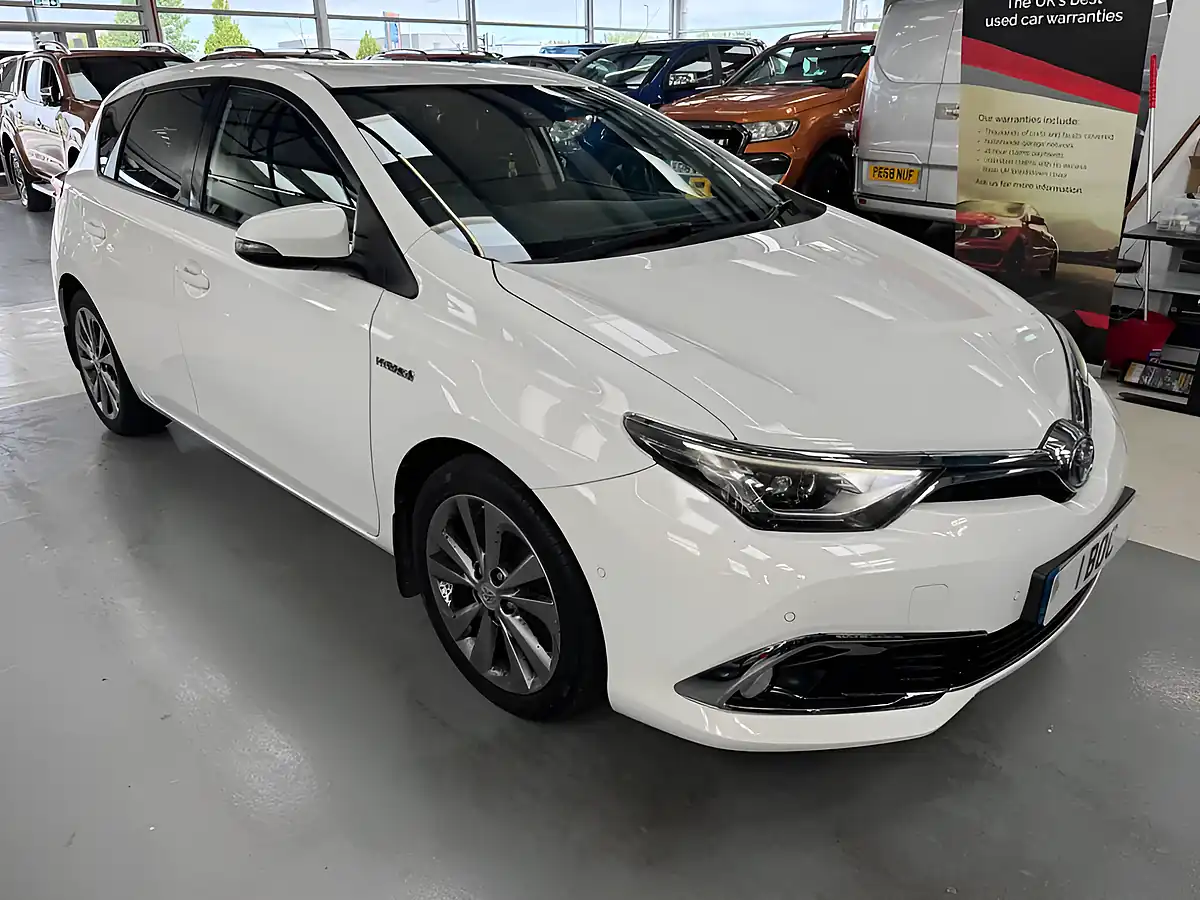 Used 2017 Toyota Auris Excel White - Interior and Exterior details 6