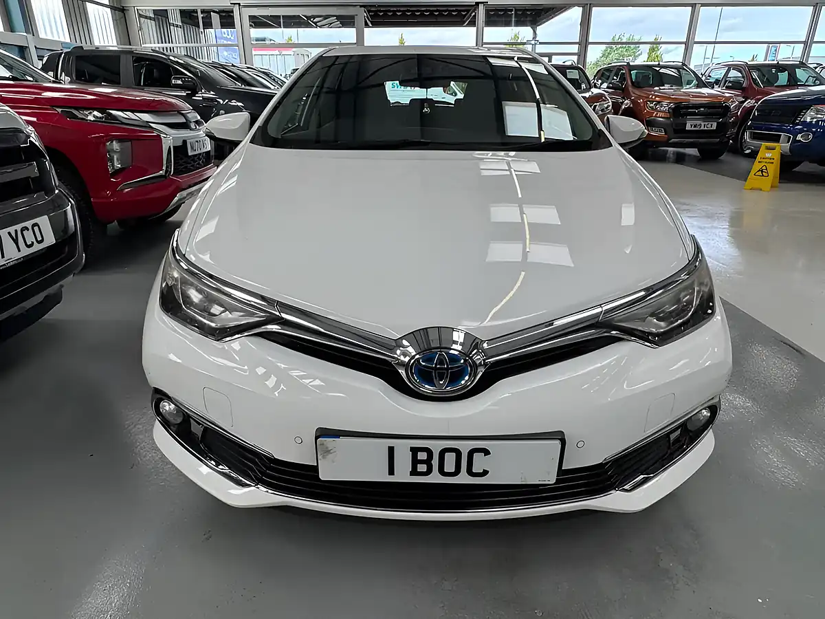 Used 2017 Toyota Auris Excel White - Interior and Exterior details 7
