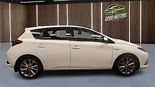 Used 2017 Toyota Auris Excel White - Interior and Exterior details 5