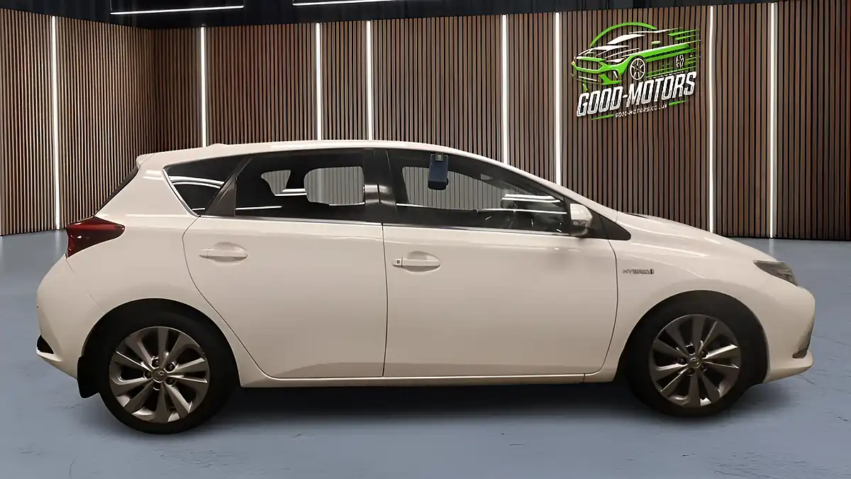 Used 2017 Toyota Auris Excel White - Interior and Exterior details 5