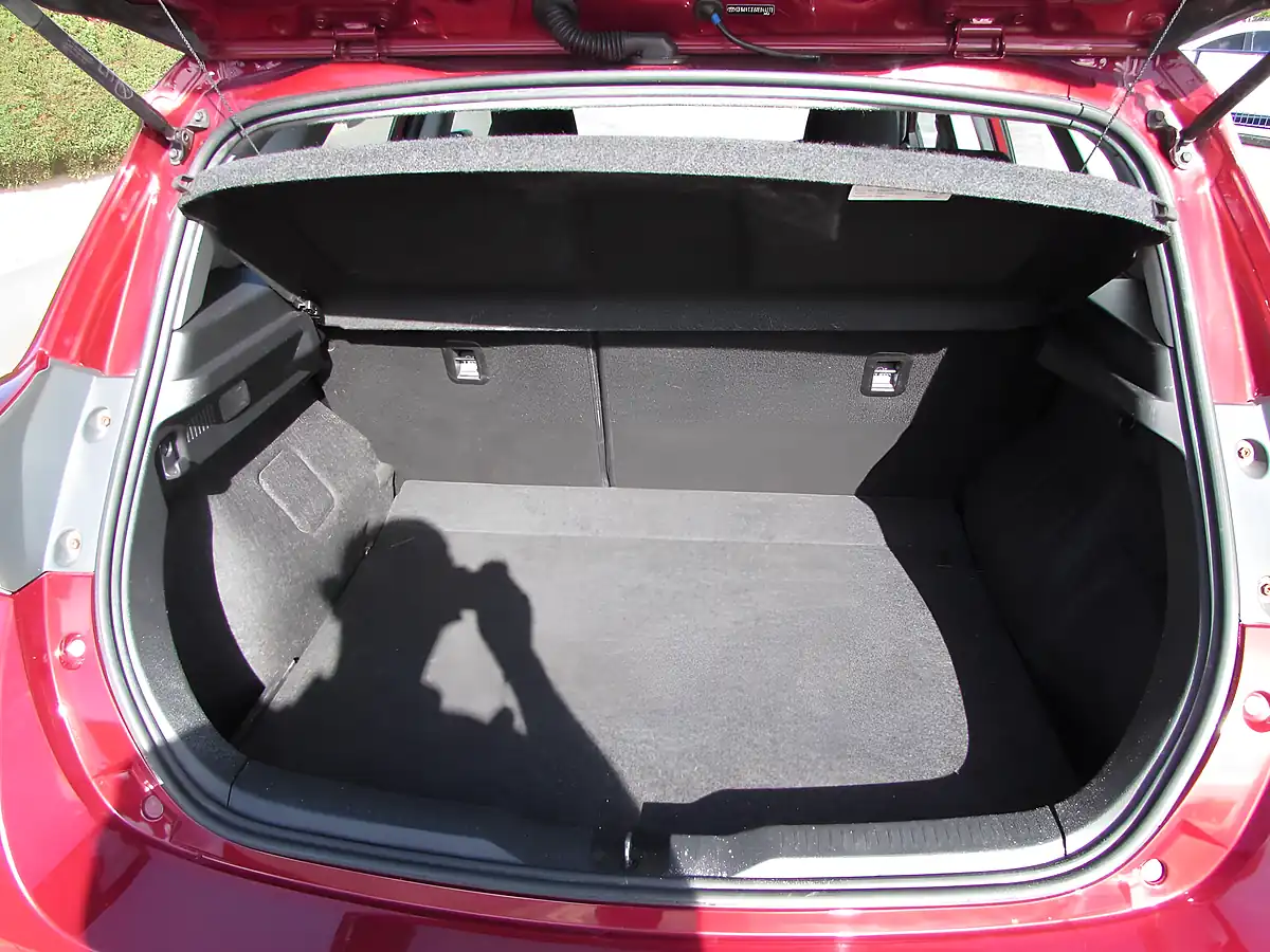 Used 2017 Toyota Auris Icon (safety Sense) Red - Interior and Exterior details 11