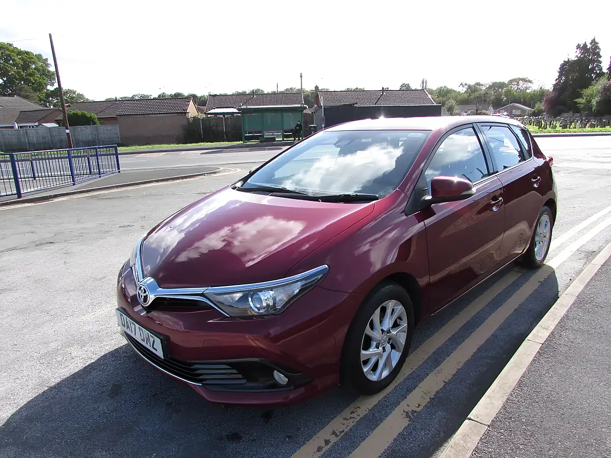 Used 2017 Toyota Auris Icon (safety Sense) Red - Interior and Exterior details 3