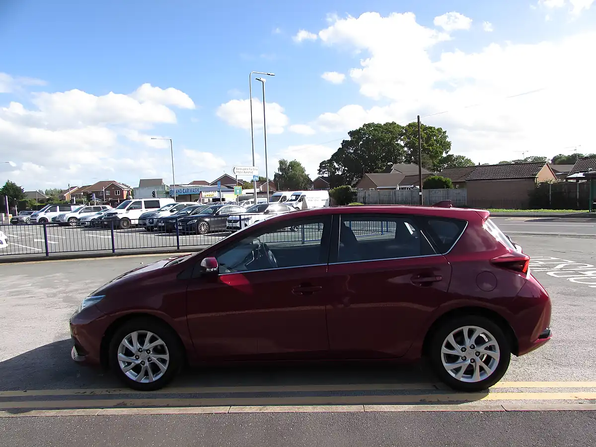 Used 2017 Toyota Auris Icon (safety Sense) Red - Interior and Exterior details 4