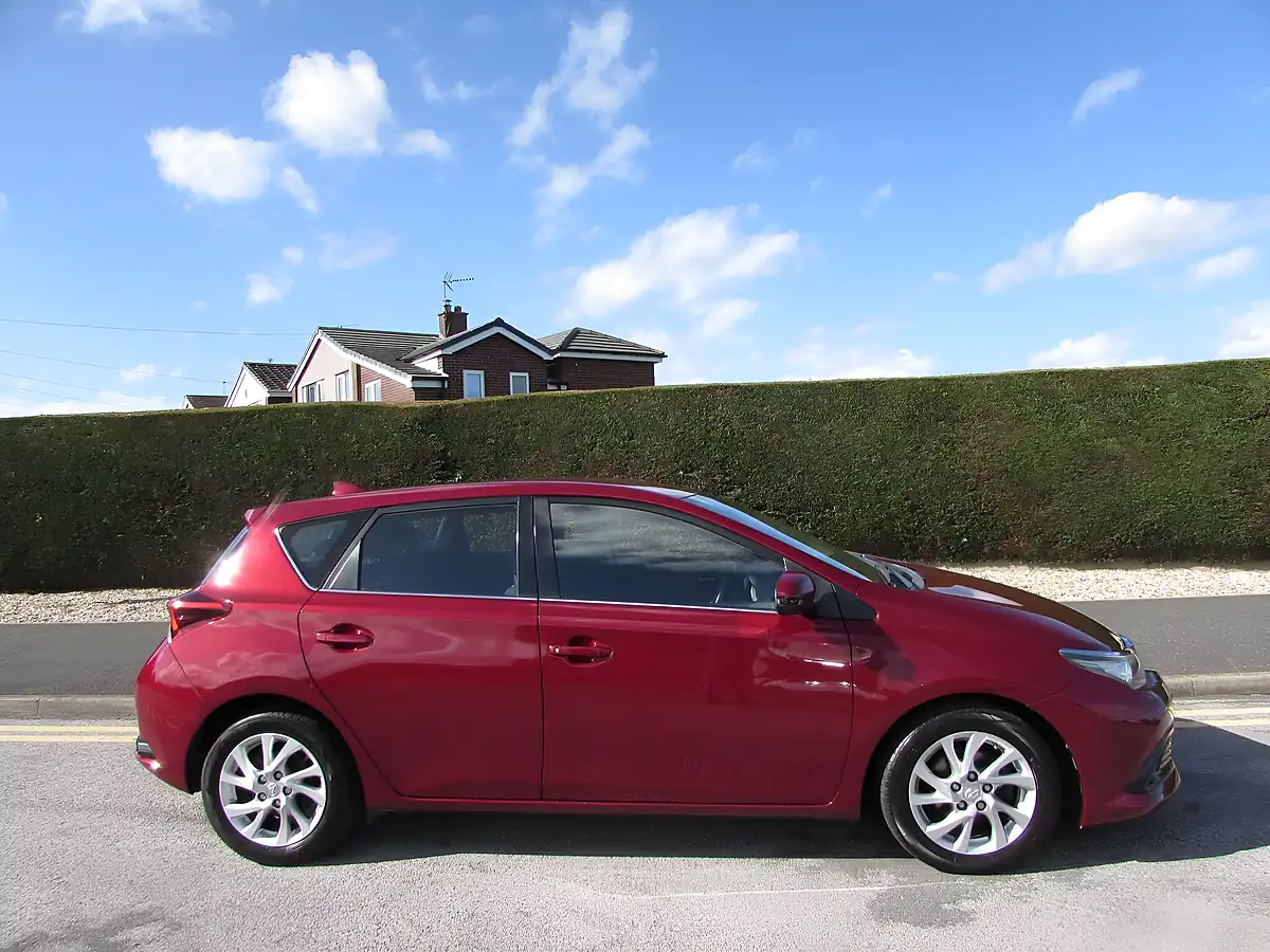 Used 2017 Toyota Auris Icon (safety Sense) Red - Interior and Exterior details 8