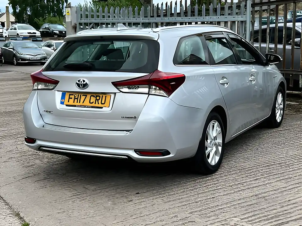 Used 2017 Toyota Auris Icon Touring Sports Tss Silver - Interior and Exterior details 10