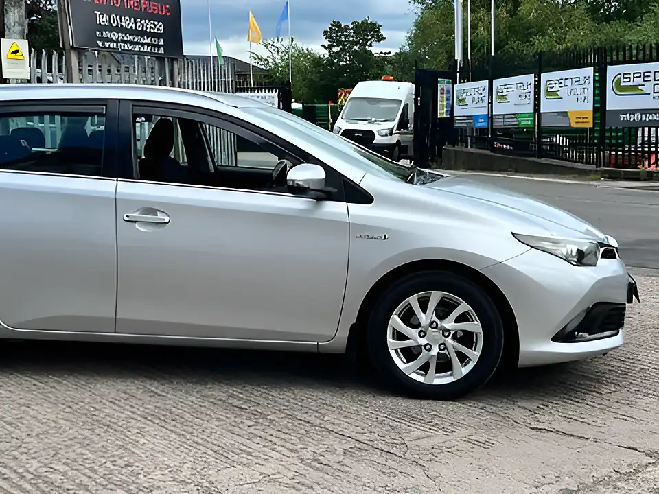 Used 2017 Toyota Auris Icon Touring Sports Tss Silver - Interior and Exterior details 14