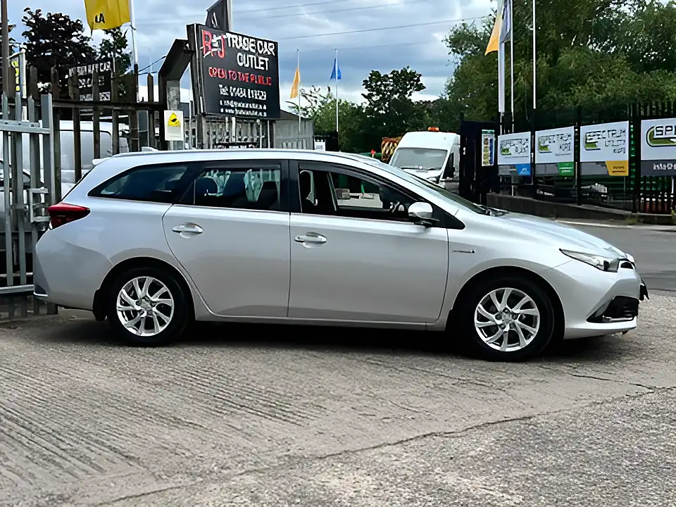 Used 2017 Toyota Auris Icon Touring Sports Tss Silver - Interior and Exterior details 15