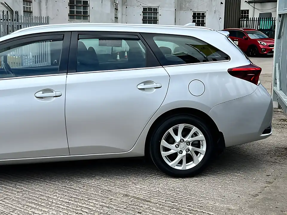 Used 2017 Toyota Auris Icon Touring Sports Tss Silver - Interior and Exterior details 18