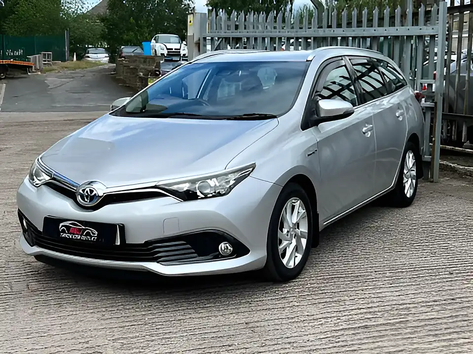 Used 2017 Toyota Auris Icon Touring Sports Tss Silver - Interior and Exterior details 4