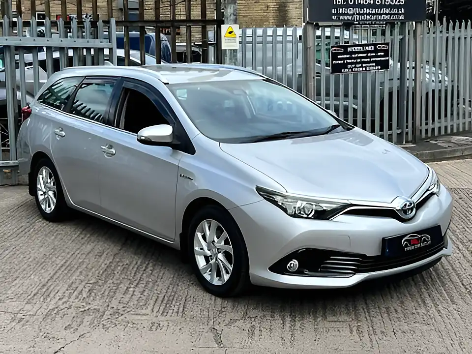 Used 2017 Toyota Auris Icon Touring Sports Tss Silver - Interior and Exterior details 6