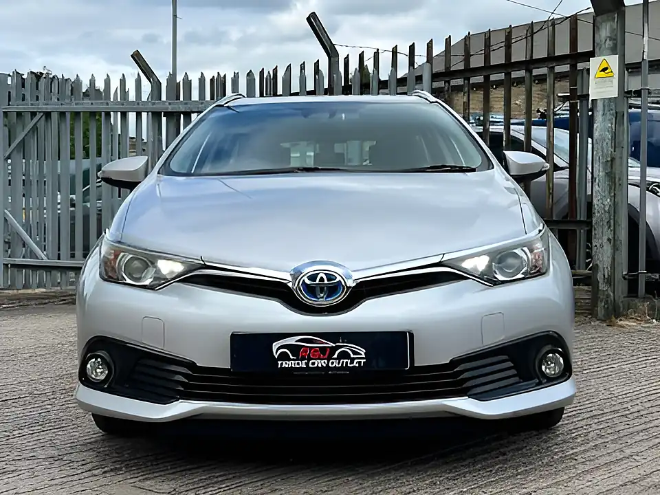 Used 2017 Toyota Auris Icon Touring Sports Tss Silver - Interior and Exterior details 7