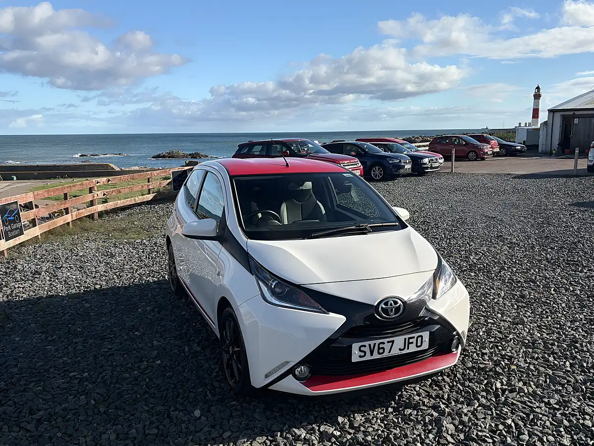 Used 2017 Toyota Aygo White - Interior and Exterior details 4
