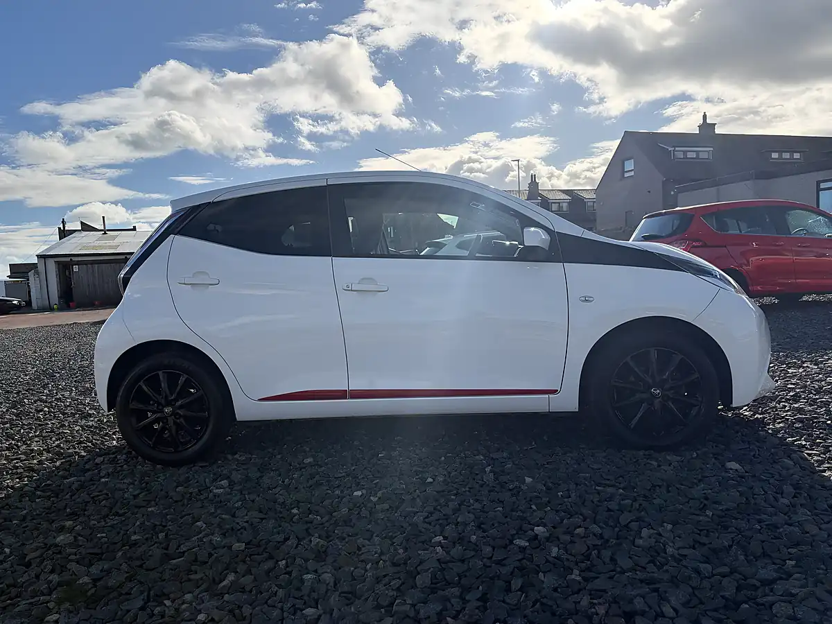 Used 2017 Toyota Aygo White - Interior and Exterior details 5