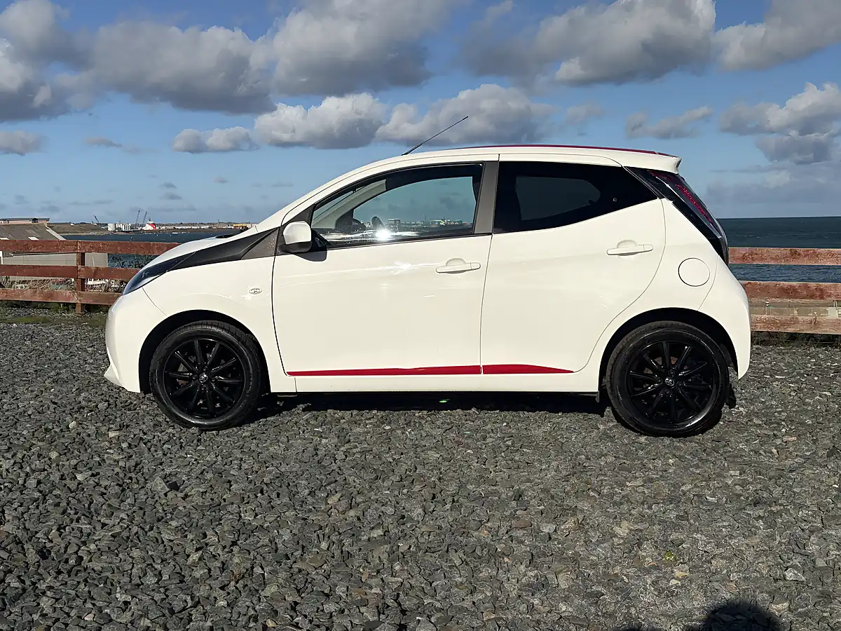 Used 2017 Toyota Aygo White - Interior and Exterior details 9