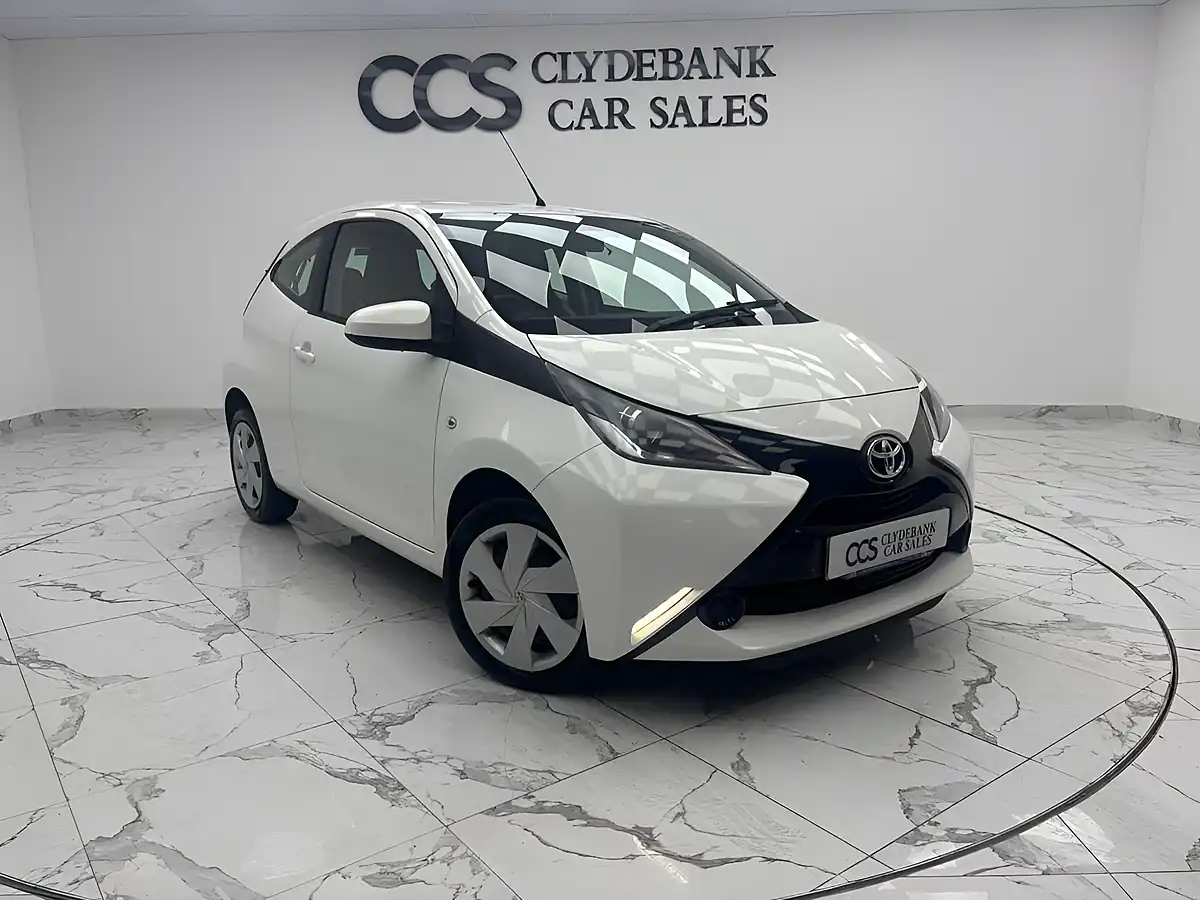 Used 2017 Toyota Aygo X-Play White - Front View