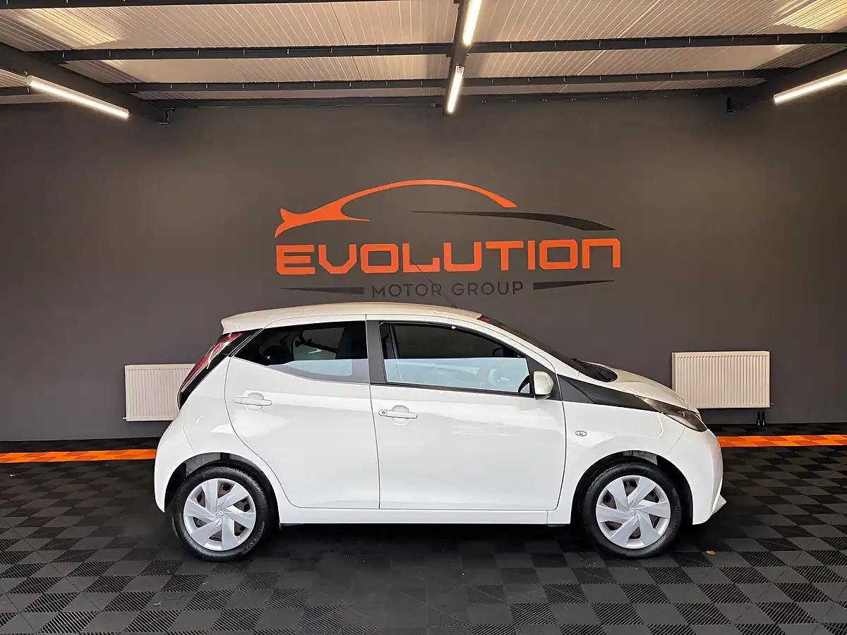Used 2017 Toyota Aygo X-Play White - Interior and Exterior details 5