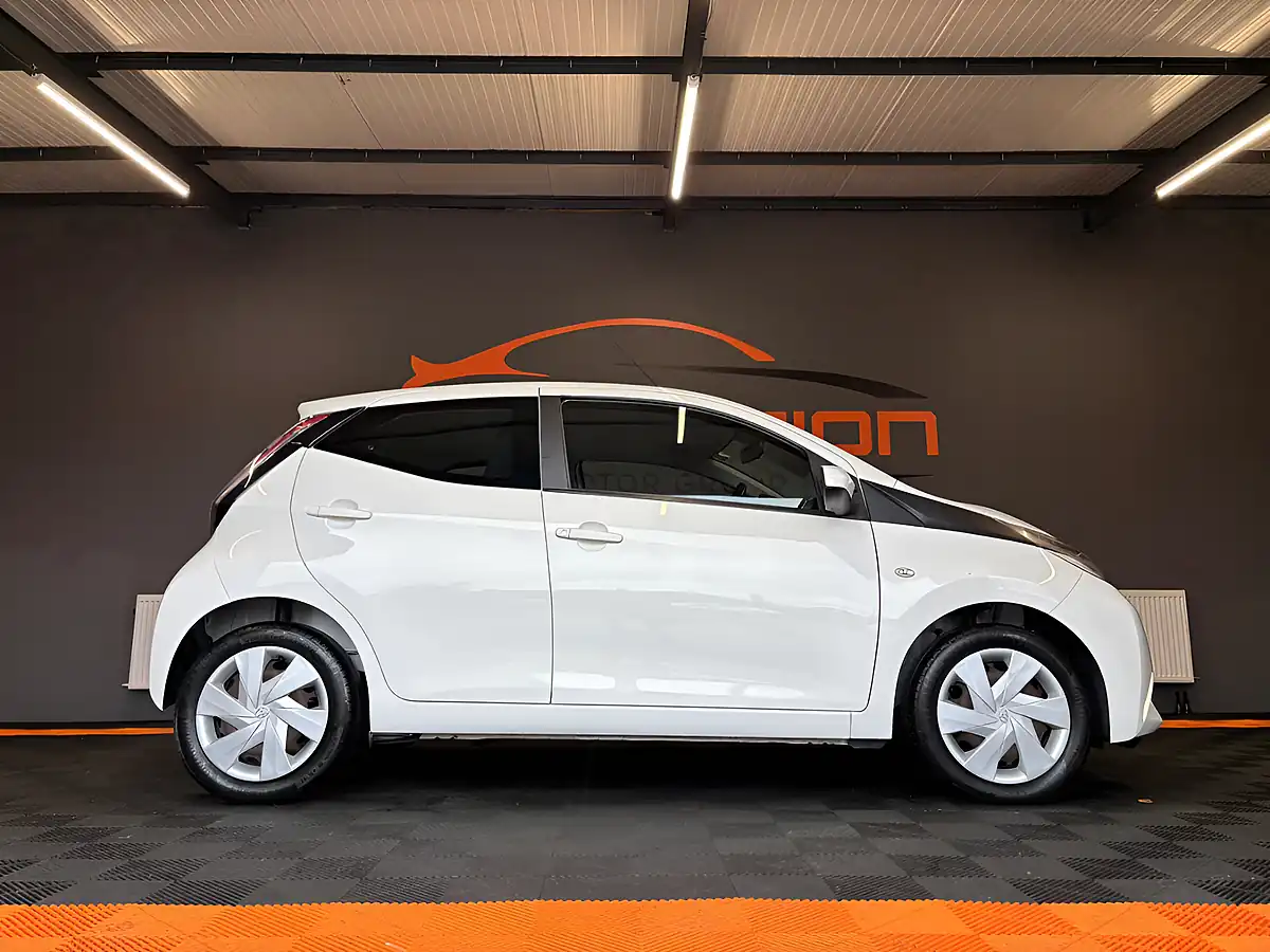 Used 2017 Toyota Aygo X-Play White - Interior and Exterior details 6