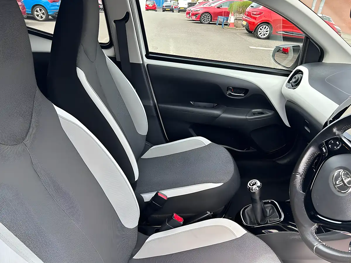 Used 2017 Toyota Aygo X-Press White - Interior and Exterior details 12