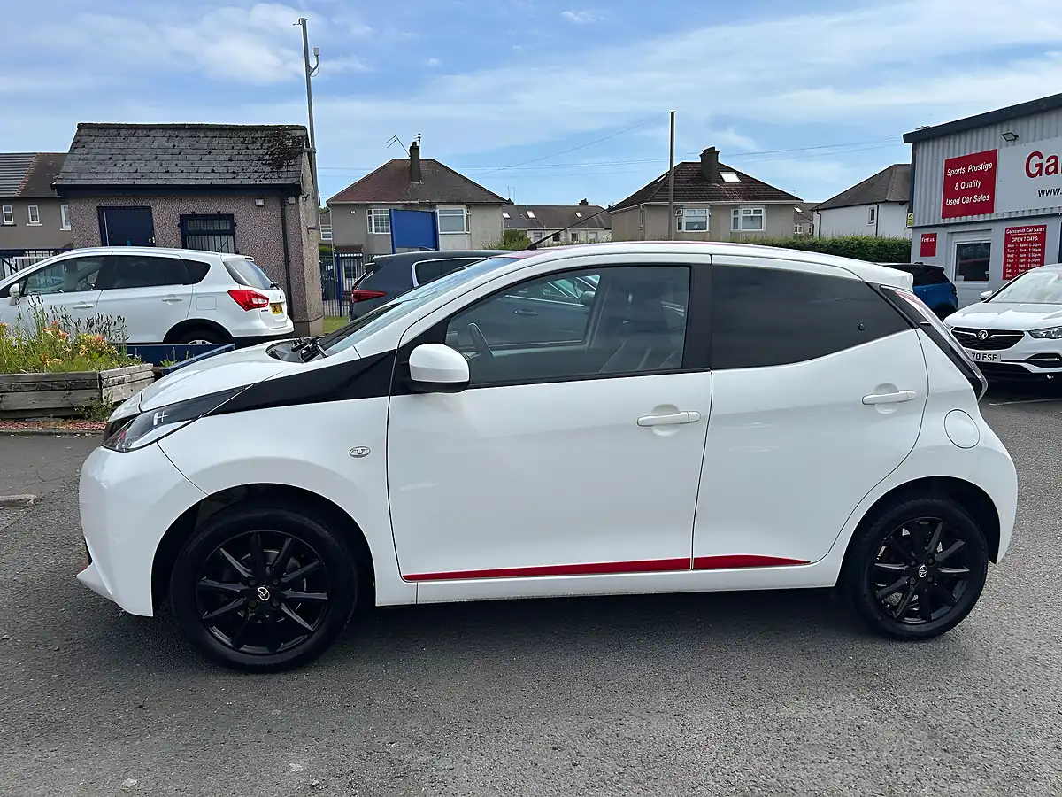 Used 2017 Toyota Aygo X-Press White - Interior and Exterior details 7