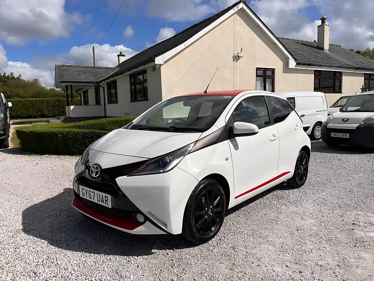 Used 2017 Toyota Aygo X-Press White - Interior and Exterior details 6