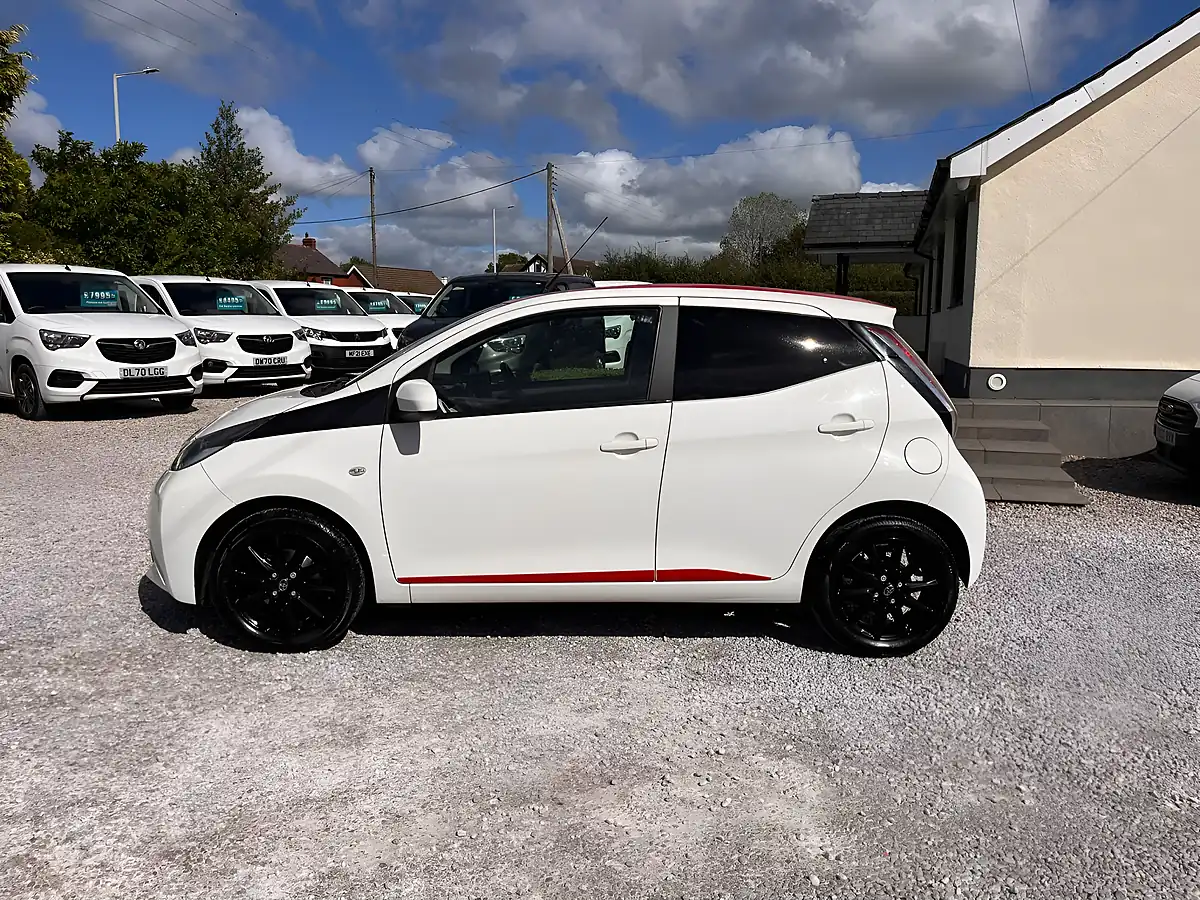 Used 2017 Toyota Aygo X-Press White - Interior and Exterior details 7
