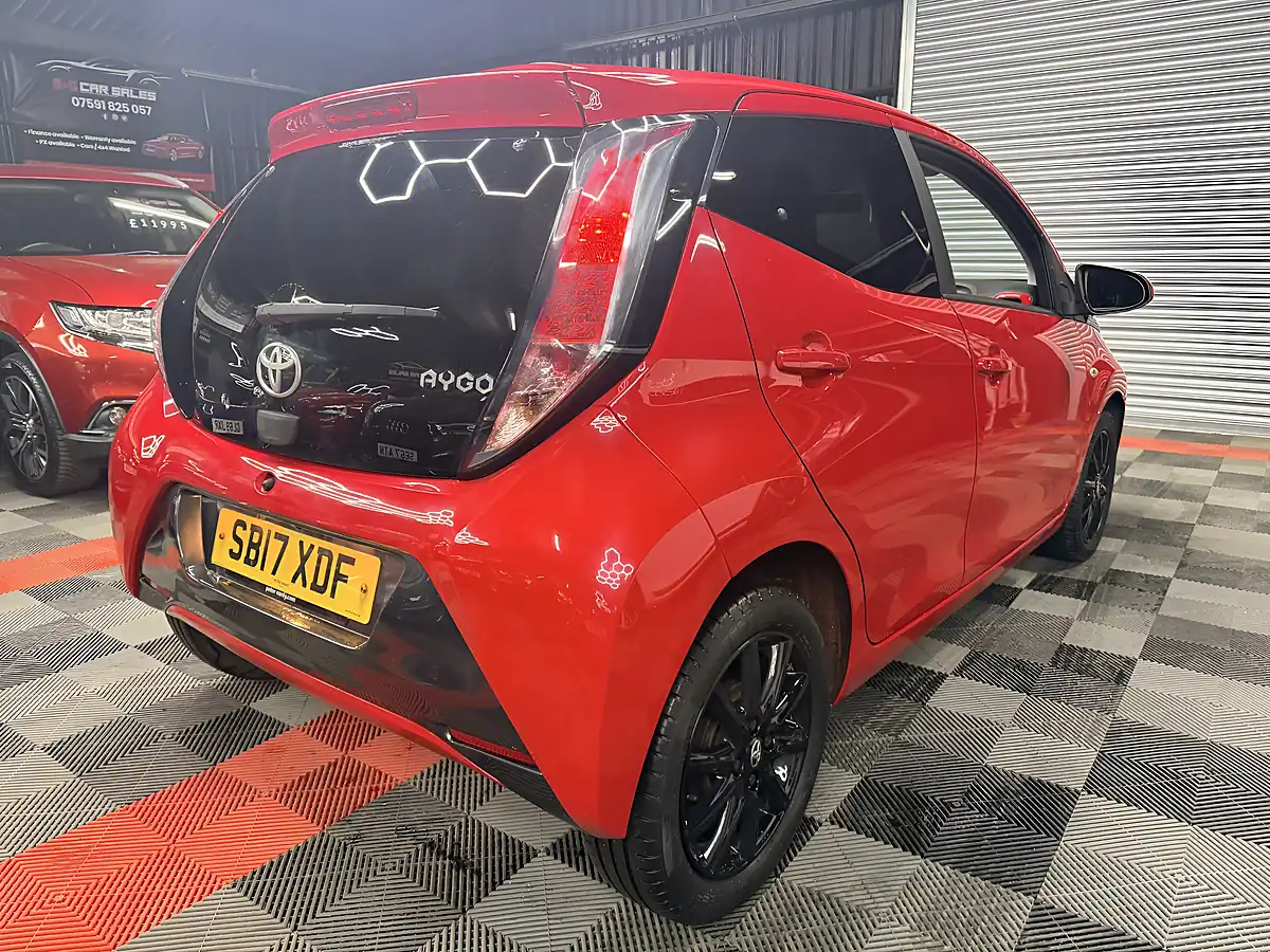 Used 2017 Toyota Aygo X-Style Red - Interior and Exterior details 11