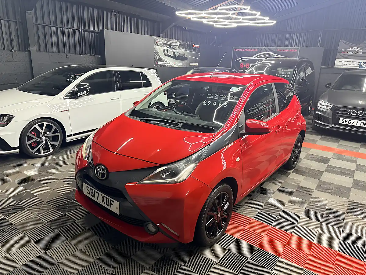 Used 2017 Toyota Aygo X-Style Red - Interior and Exterior details 12