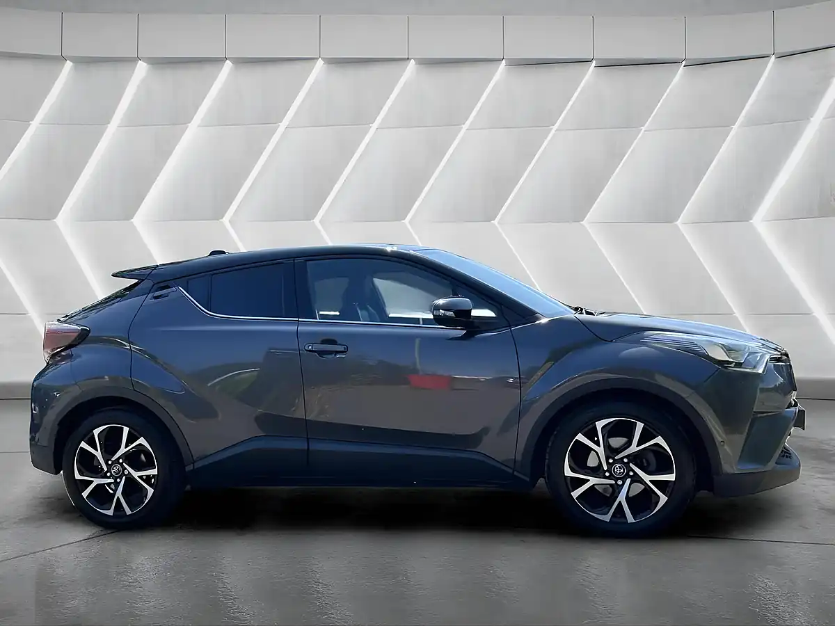 Used 2017 Toyota C-Hr Dynamic Grey - Interior and Exterior details 4