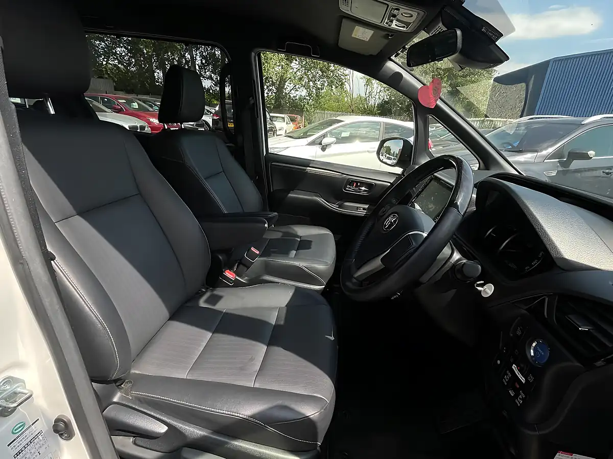 Used 2017 Toyota Esquire 5dr Cvt Euro 6 White - Interior and Exterior details 10