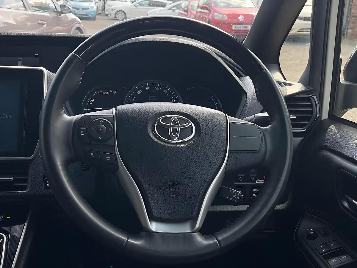 Used 2017 Toyota Esquire 5dr Cvt Euro 6 White - Interior and Exterior details 14