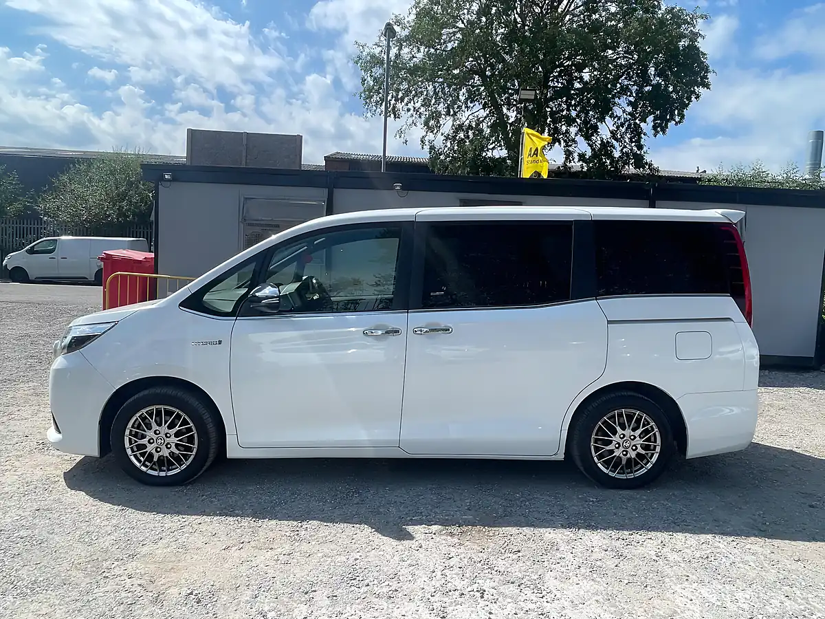 Used 2017 Toyota Esquire 5dr Cvt Euro 6 White - Interior and Exterior details 4