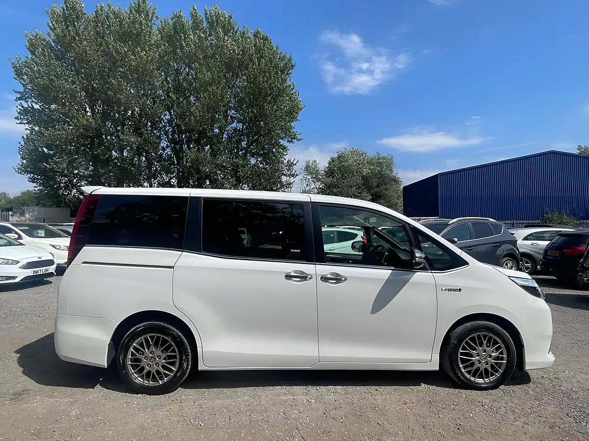 Used 2017 Toyota Esquire 5dr Cvt Euro 6 White - Interior and Exterior details 8
