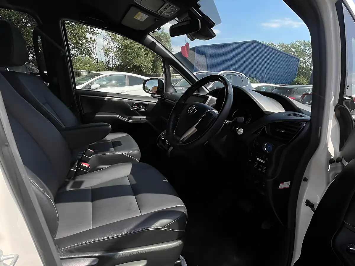 Used 2017 Toyota Esquire 5dr Cvt Euro 6 White - Interior and Exterior details 9